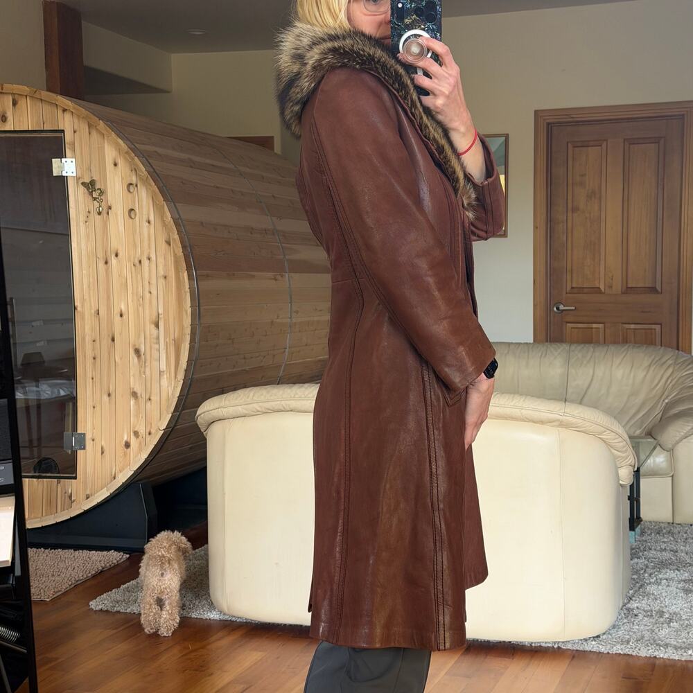 Vintage Brown Leather Coat with Fur Collar - Picture 15 of 15